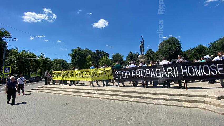 FOTO/ Contraprotest în fața monumentului lui Ștefan cel Mare: Zeci de oameni s-au adunat cu pancarte anti-LGBT: „Dumnezeu a creat bărbatul și femeia” | Replica Media